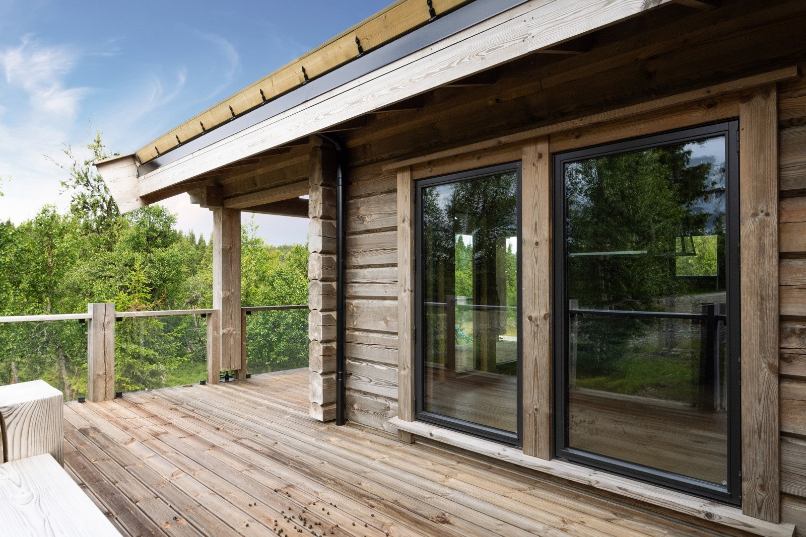 Terrassen har god plass til diverse utemøblement og grill. Galleribilde