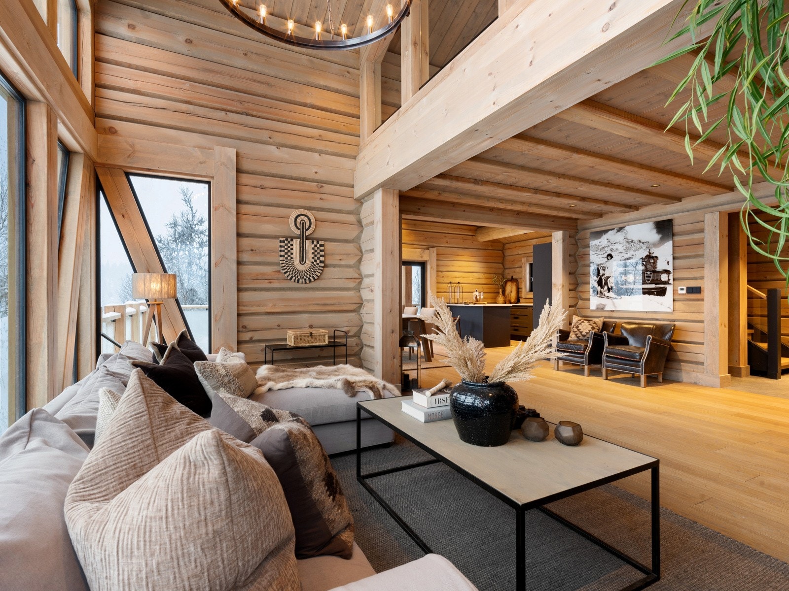 God plass til stor sofagruppe og tilhørende møblement fordelt på to soner. Galleribilde