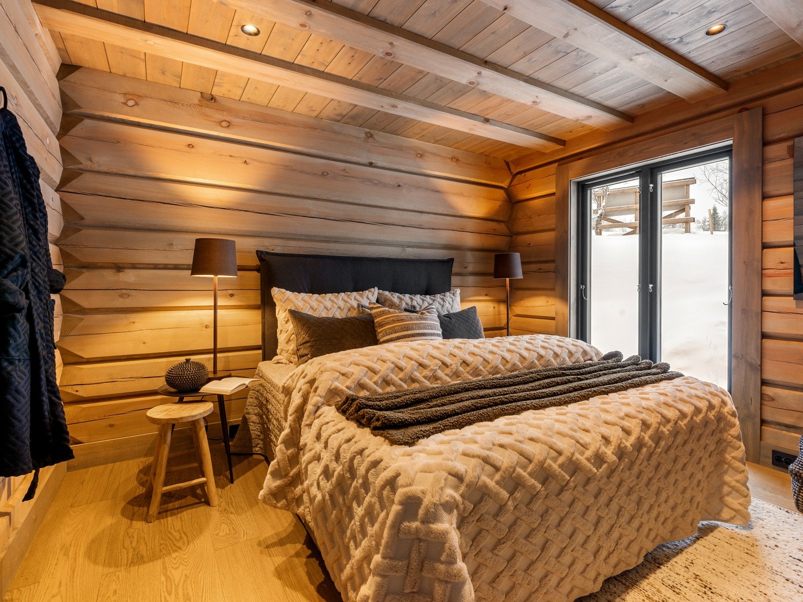 Hytten har fire romslige soverom med rikelig plass til seng, nattbord og garderobeløsning. Galleribilde