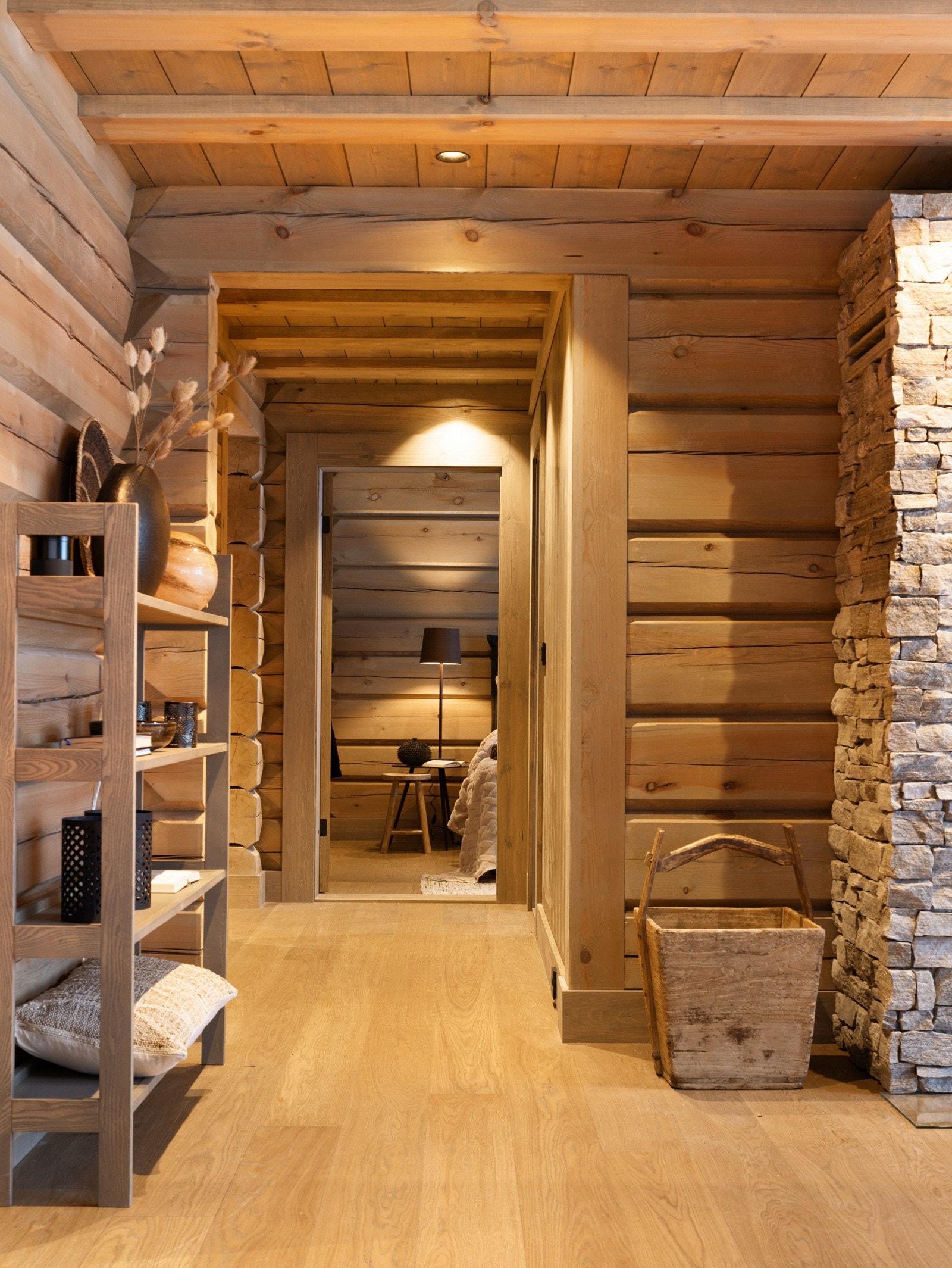 Planløsningen er familievennlig med tre store soverom og to bad på samme plan. Galleribilde