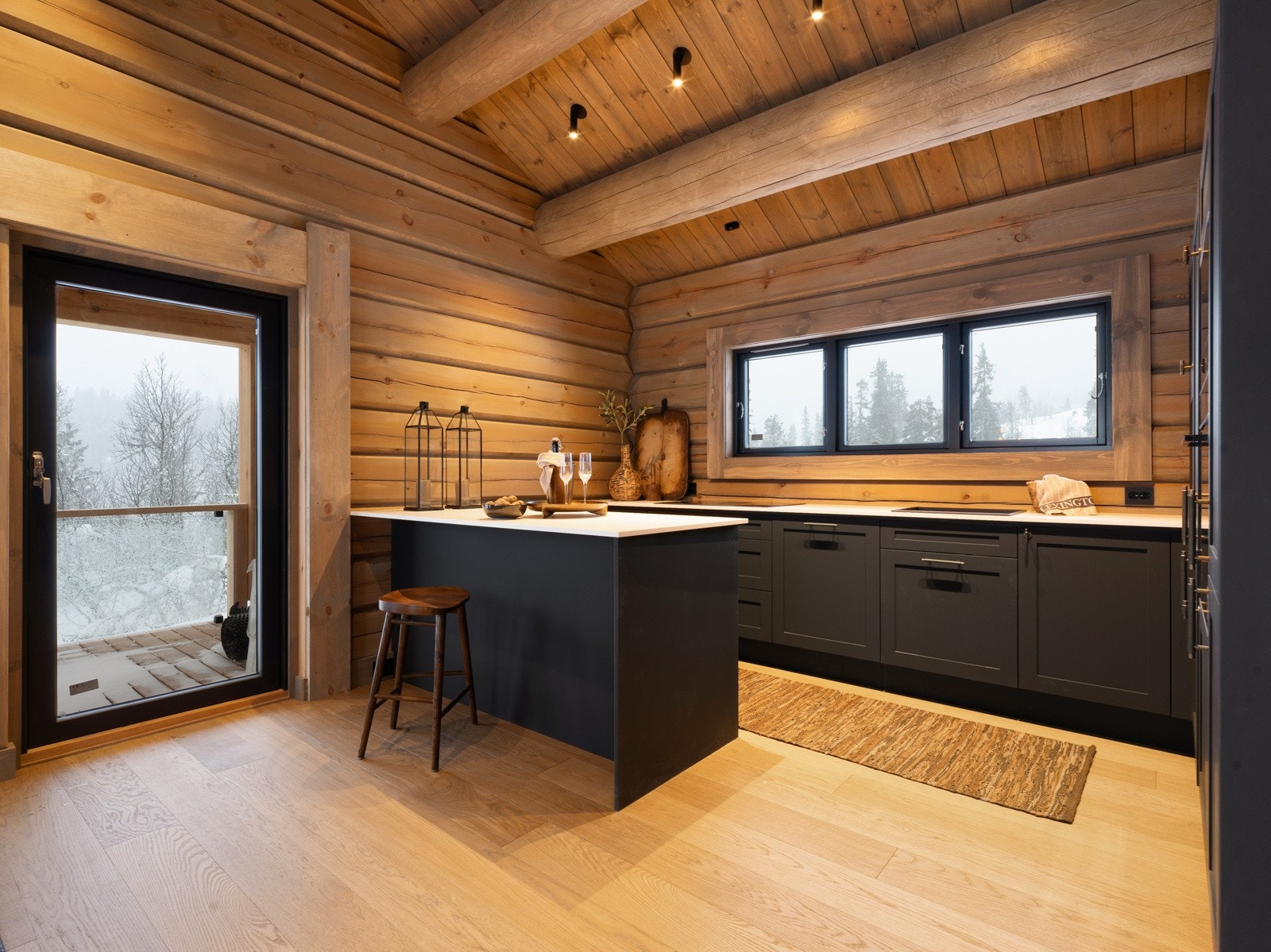 Godt utstyrt med integrert stekeovn med pyrolyse, mikrobølgeovn og kombiskap fra Siemens. Galleribilde