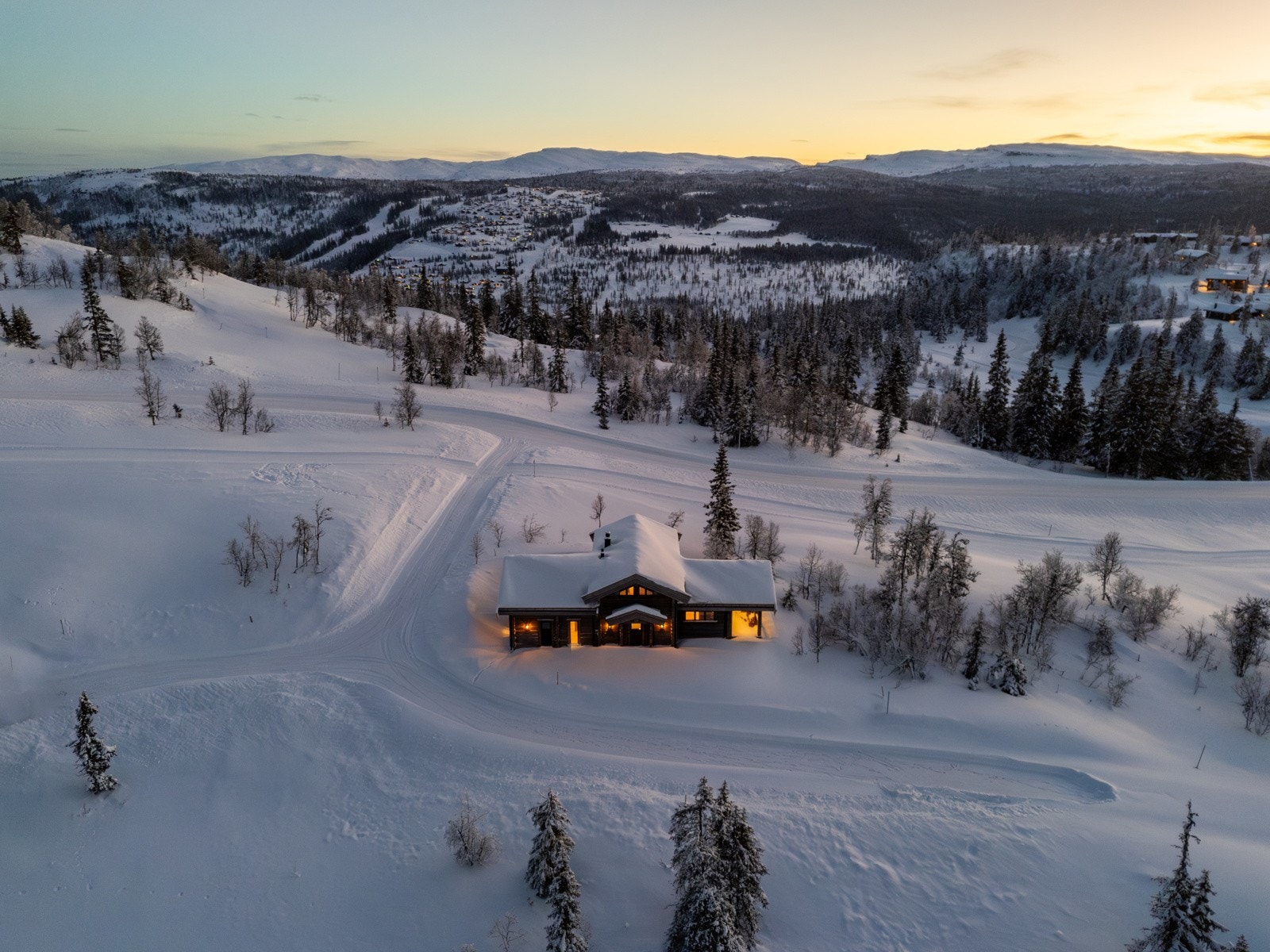 Eiendommen ligger fantastisk til på Svartskardberget, med preparerte langrennsløyper rett utenfor hytten og enkel adkomst til tilbringerløype til alpinanlegget. Galleribilde