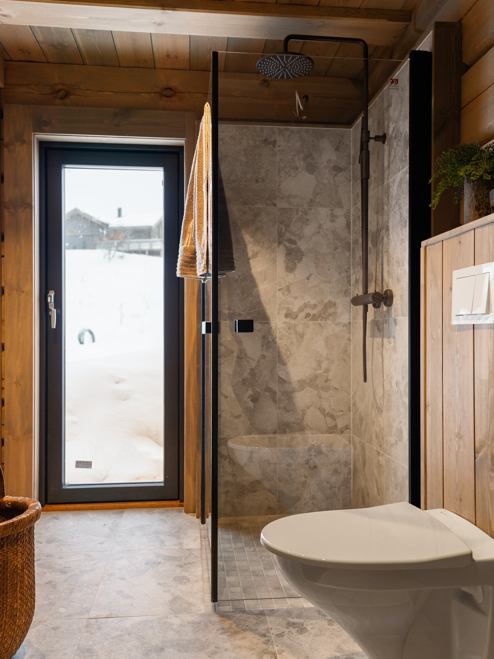 Tapwell dusj med regnfall i fargen bronse, som passer fint sammen med tømmeret og flisene. Galleribilde