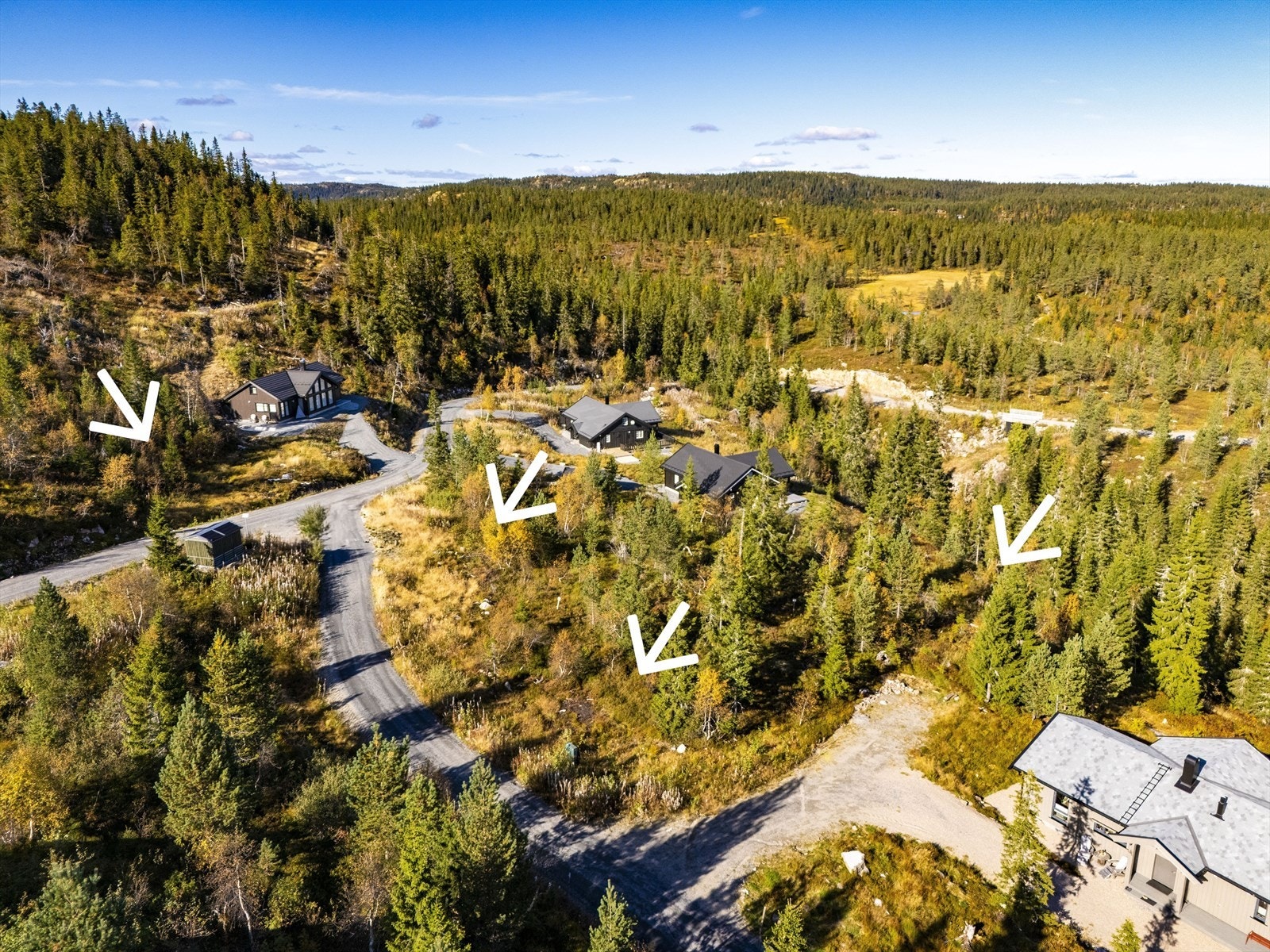 Tomt nr 6 til venstre. Tomtene 7, 8 og 9 på andre siden av veien Galleribilde