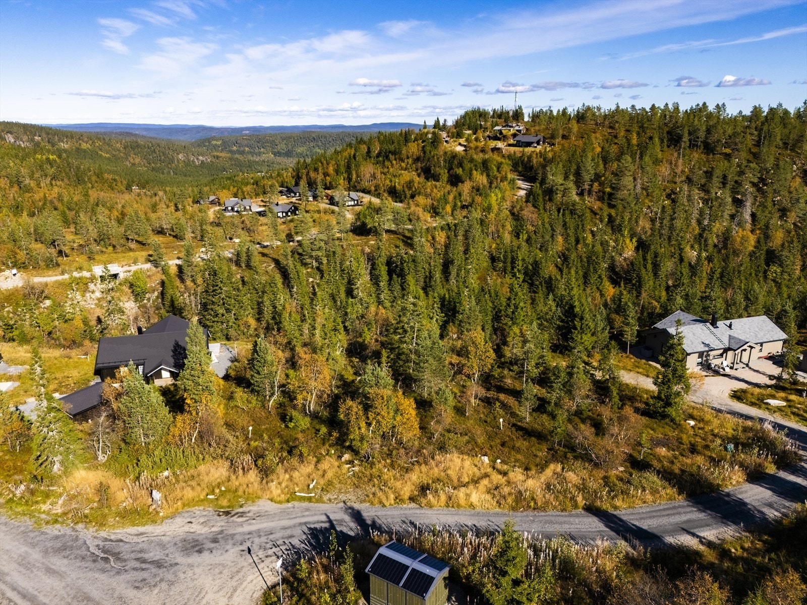 Tomtene 7, 8 og 9 ligger mellom de oppsatte hyttene Galleribilde