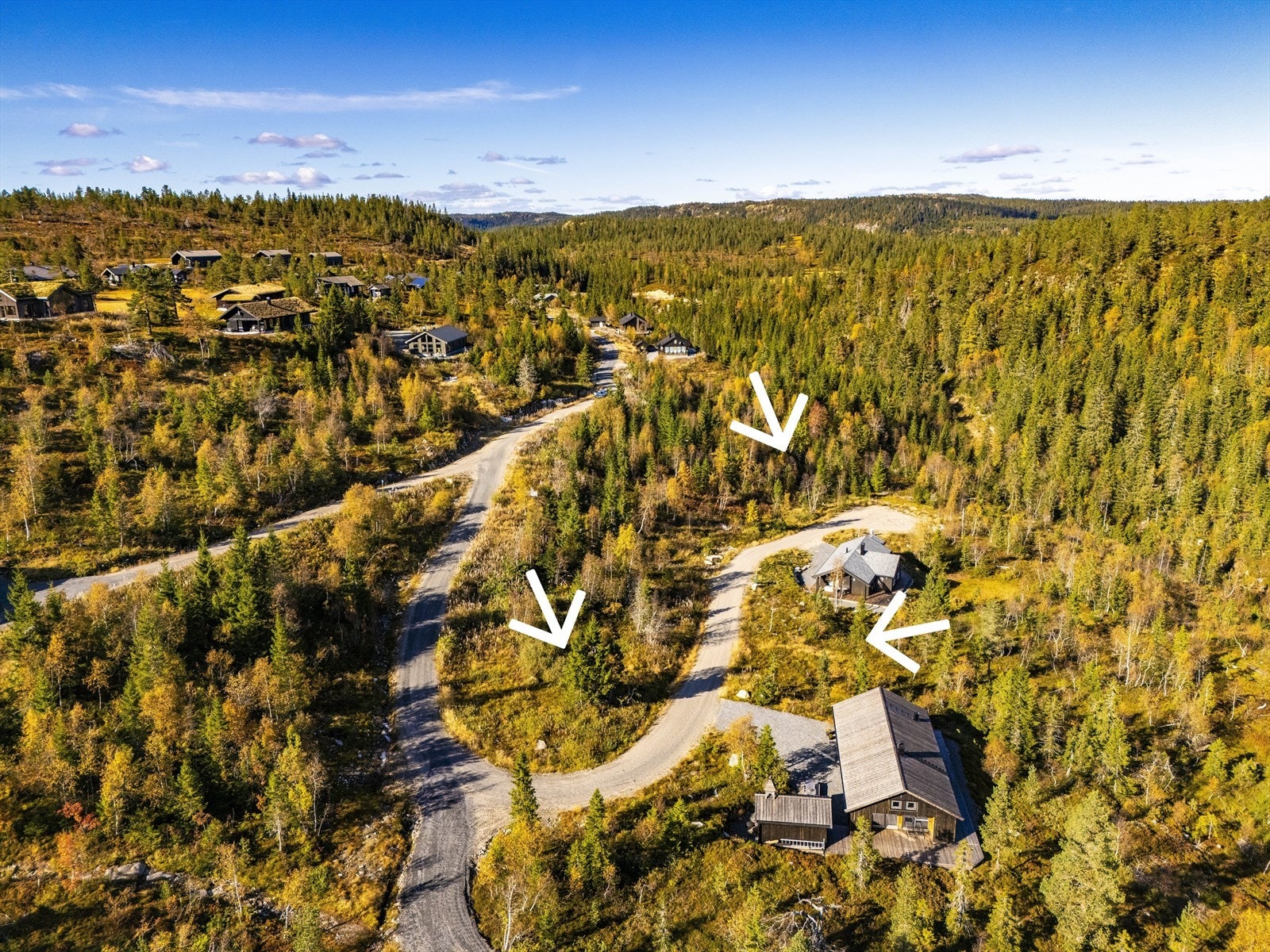 Bildet viser tomt nr 20 til venstre, tomt nr 24 nord for denne og tomt nr 22 mellom de ferdig oppførte hyttene Galleribilde