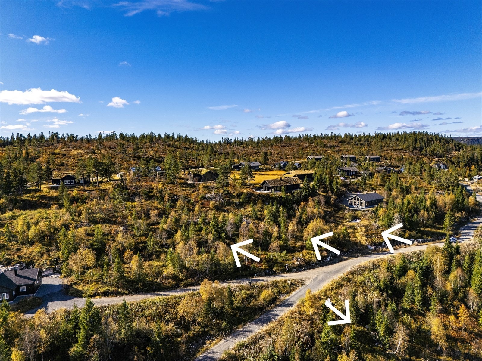 Tomt nr 17 (solgt) , 16 (solgt) og 15 ligger ligger etter hverandre (fra venstre til høyre). Tomt nr 20 ligger nedenfor - pilene viser ca plassering Galleribilde