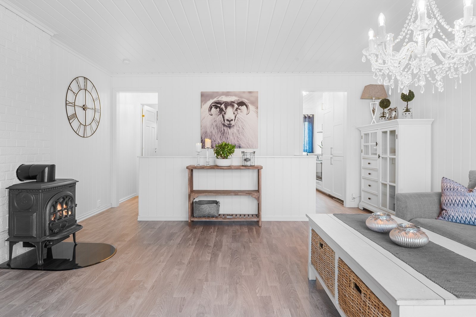 Midt i stuen er det en hyggelig peisovn som sørger for både varme og hygge. Galleribilde