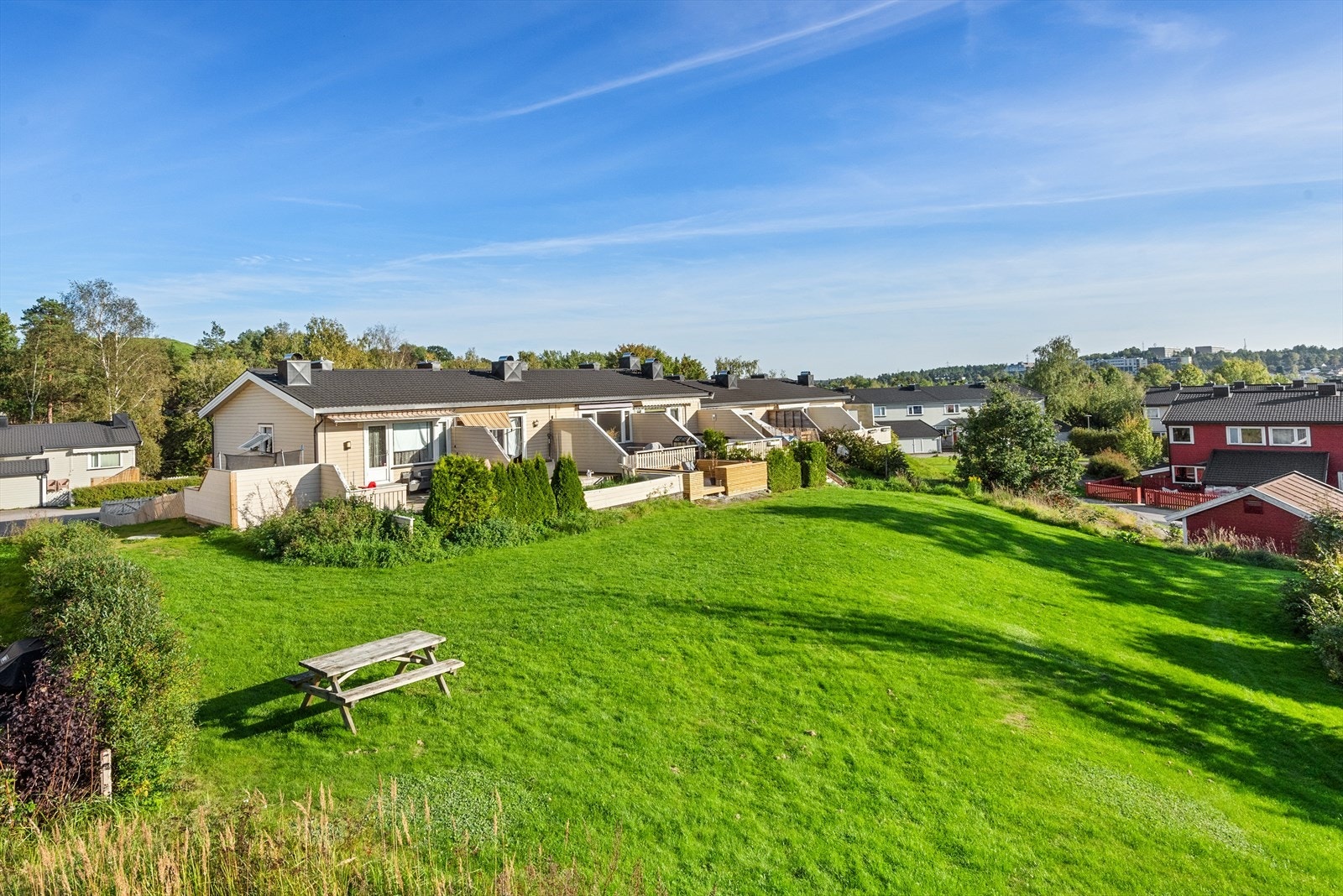 En innbydende rekkehusleilighet i et rolig, naturnært og barnevennlig nabolag med kort avstand til både sentrum, badeplasser, skog og kollektivt. Galleribilde