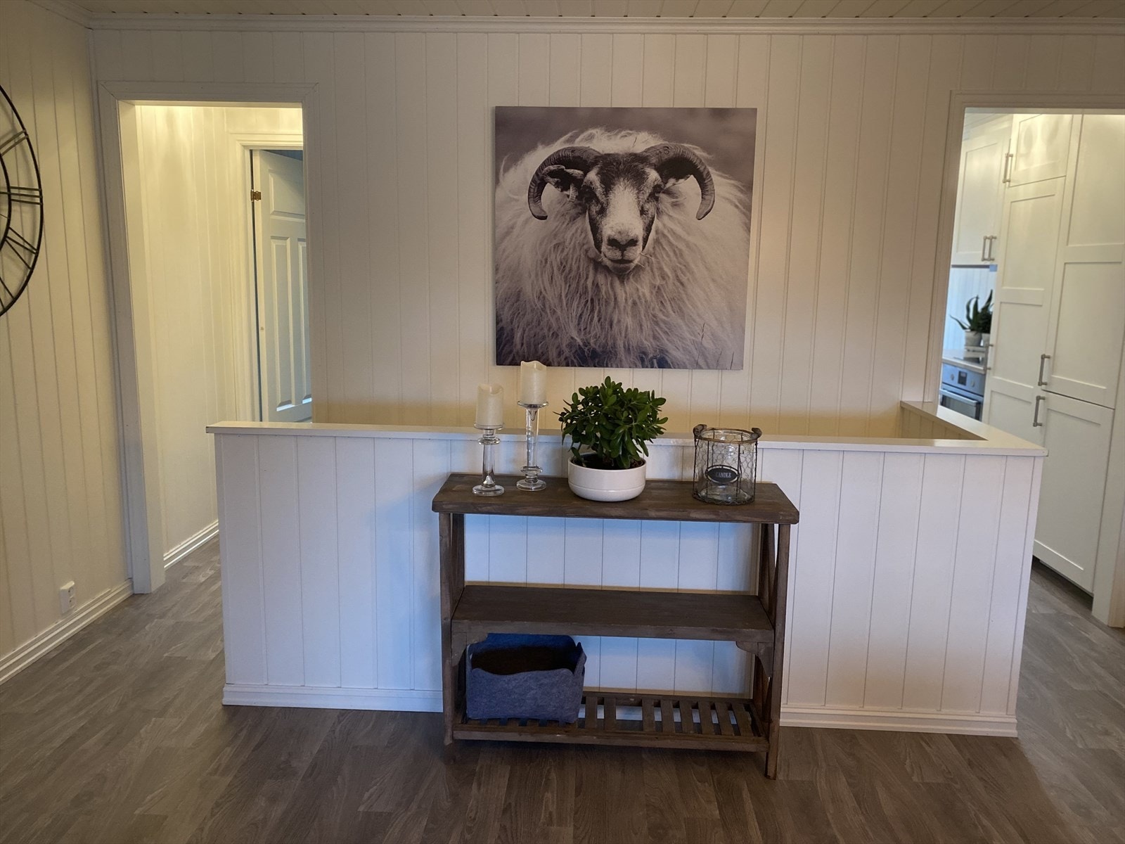 Selgers bilde, på venstre har du adkomst til soverom og gjestetoalett og på høyre finner du kjøkkenet. Galleribilde