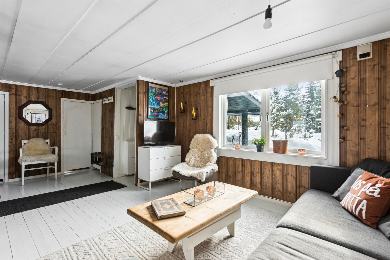 Stuen har et moderne preg med malt tregulv og himling, samt vegger med beiset panel. Galleribilde