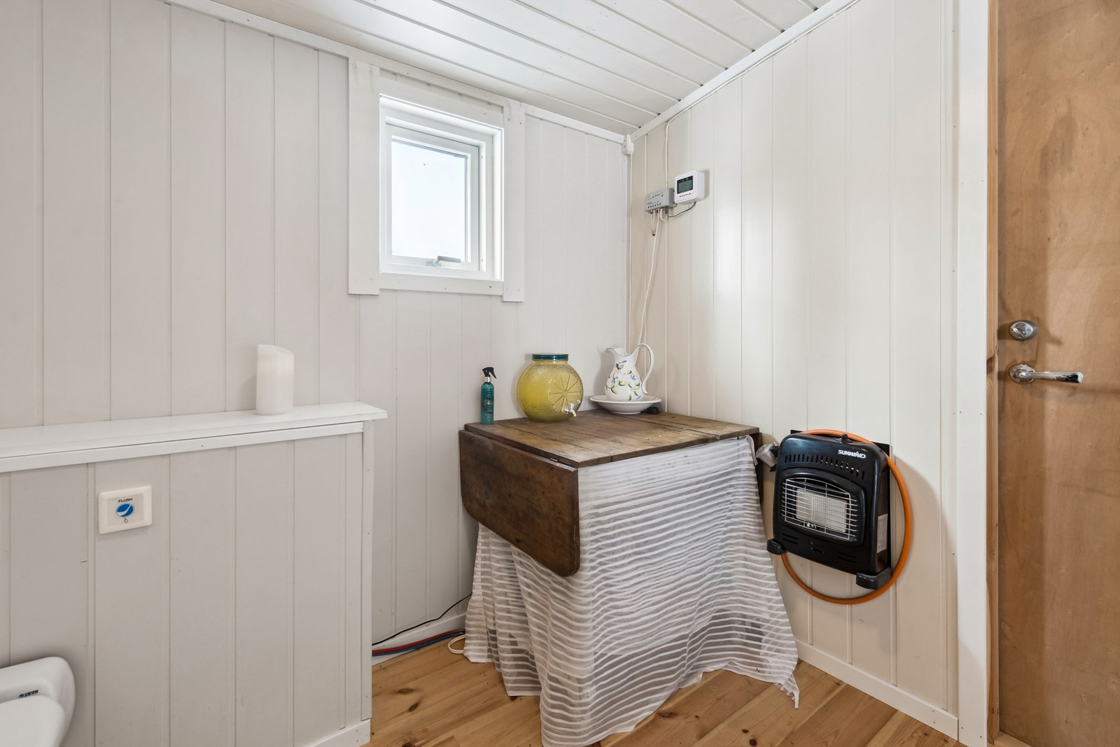 Det er trappetrinn mellom kjøkken og sanitærrom. Galleribilde