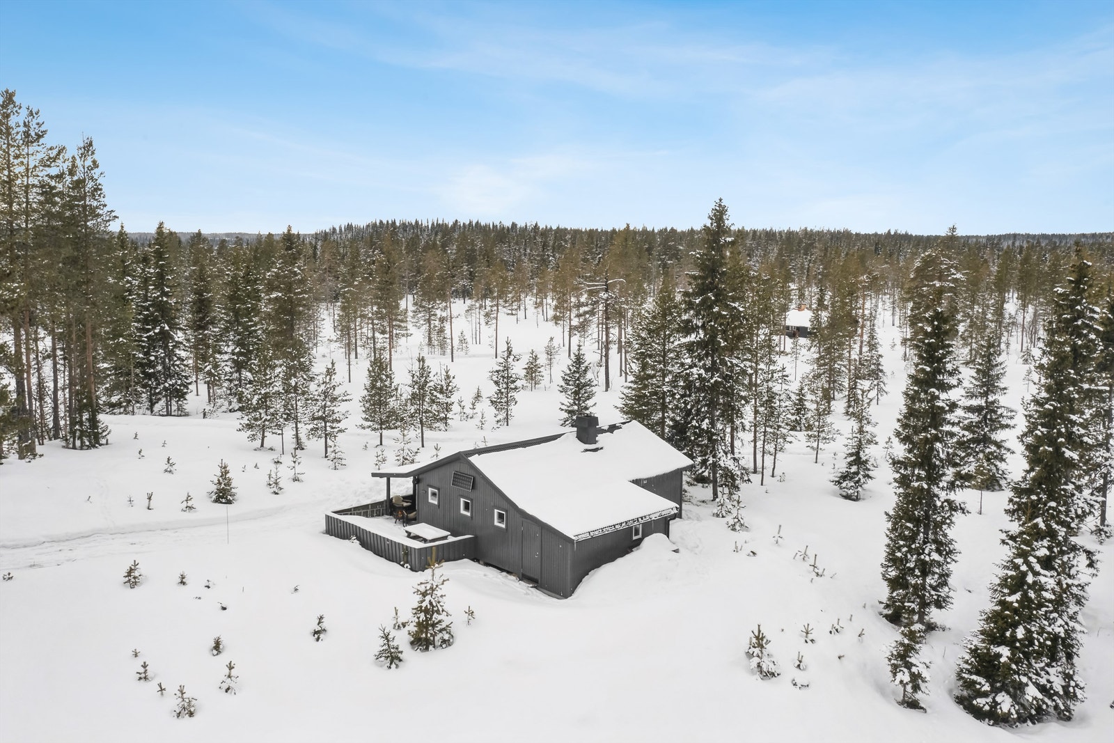 Hytta ligger i skogsterreng ved Bringbu Sæter i Vang Almenning. Fine muligheter for skiturer om vinteren og milevis med turstier om sommeren. Det er brøytet vinterveg helt frem til hytta. Galleribilde