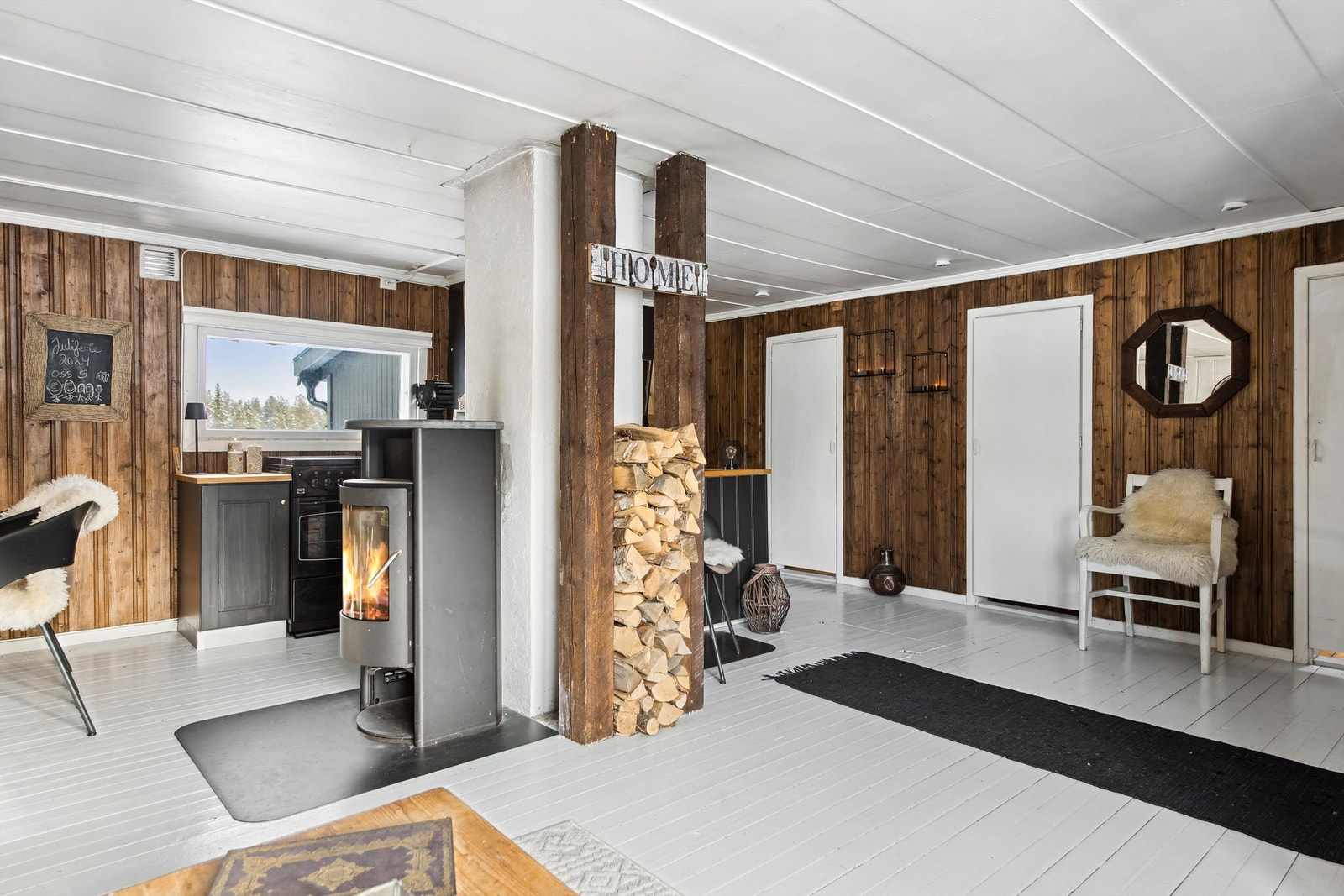 Hytta har i de senere år blitt pusset opp med diverse malte innvendige overflater. Galleribilde