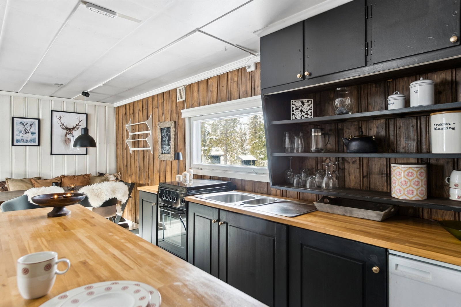 Kjøkkenet er godt utstyrt og har stekeovn og kjøleskap på gass. Avløp fra kjøkkenkum går til bøtte i kjøkkenbenk. Galleribilde