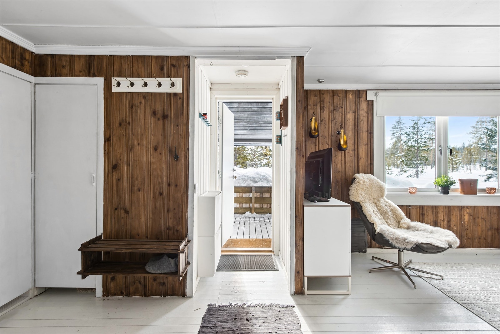 Fra et overbygget inngangsparti tilknyttet terrassen kommer du inn i en lys og innbydende entré. Galleribilde