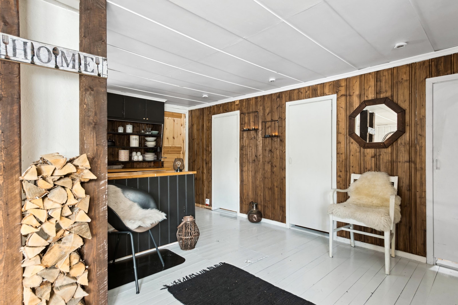 Hytta har kumring som fungerer som kjølerom, og har adkomst via luke i stuegulv. Galleribilde