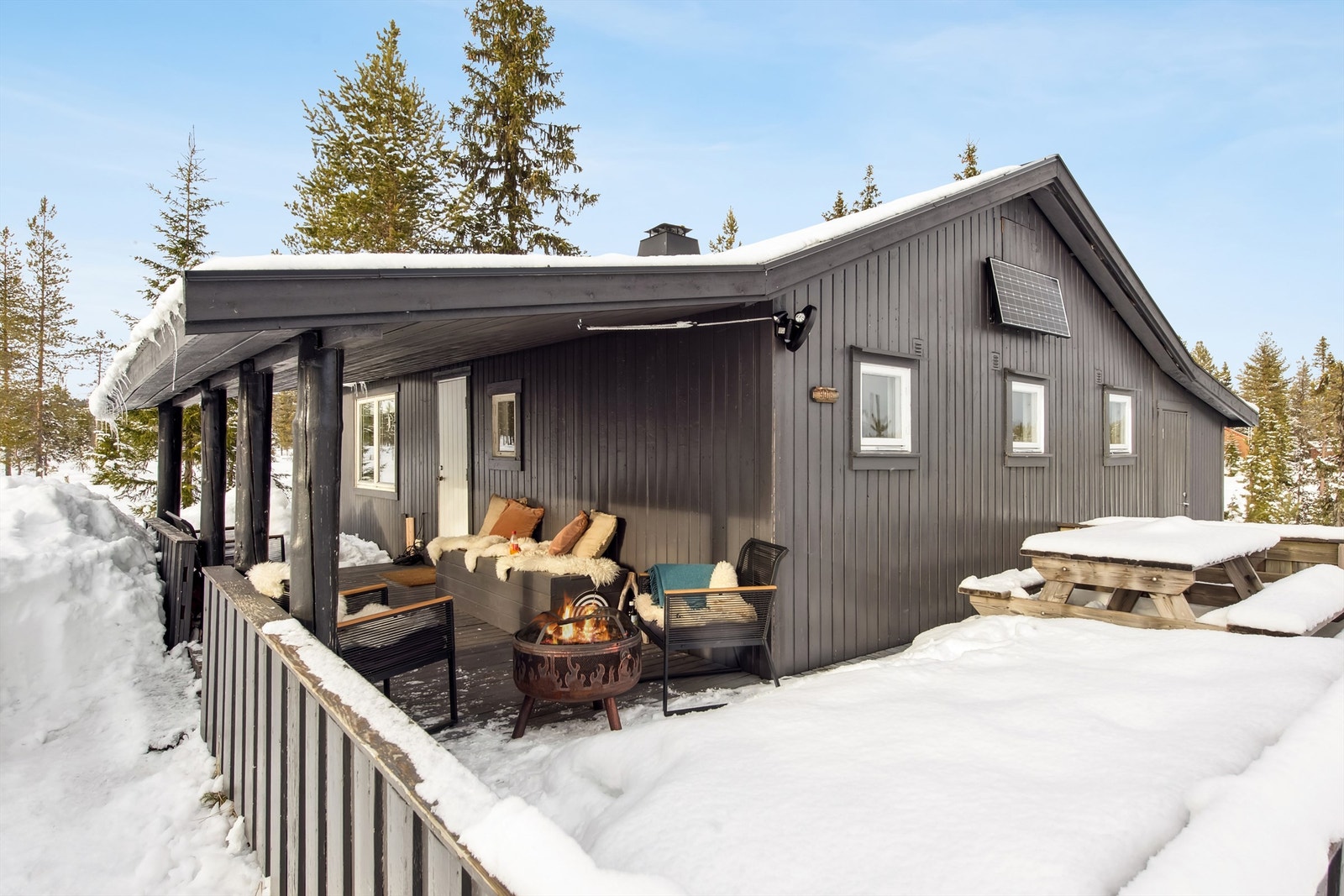 Terrassen er på 30 kvm og er delvis overbygget. Galleribilde