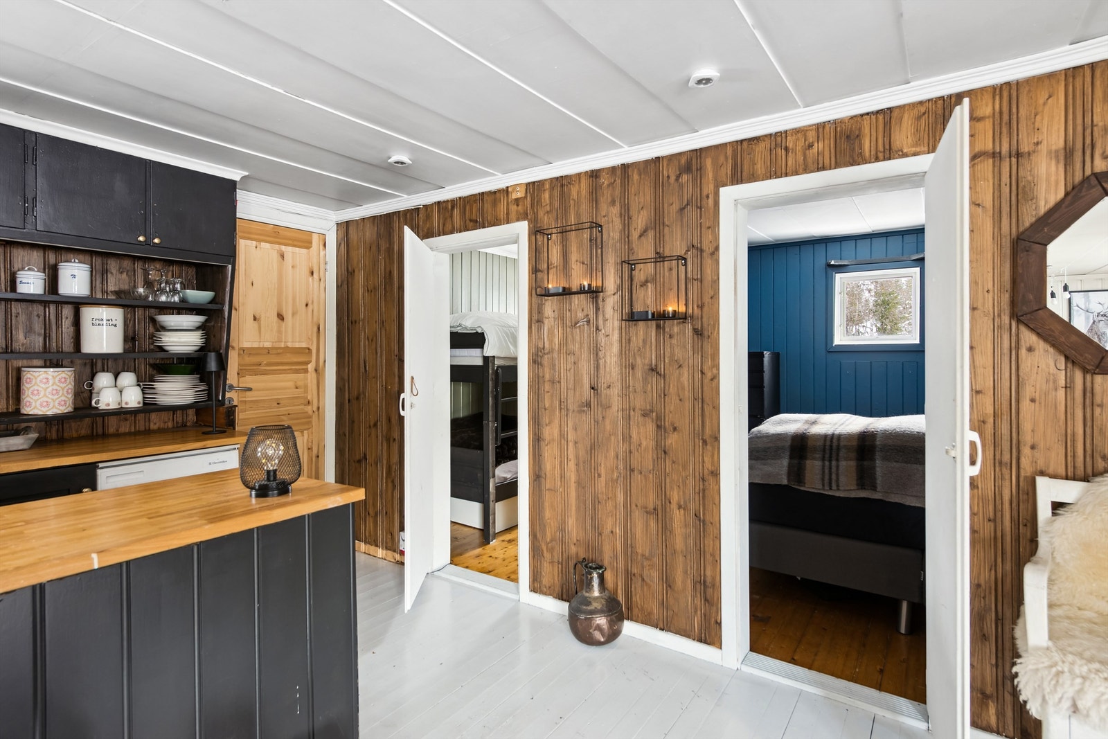 Innvendig har hytta heltre samt malte fyllingsdører - til soverommene er en type skapdører. Galleribilde
