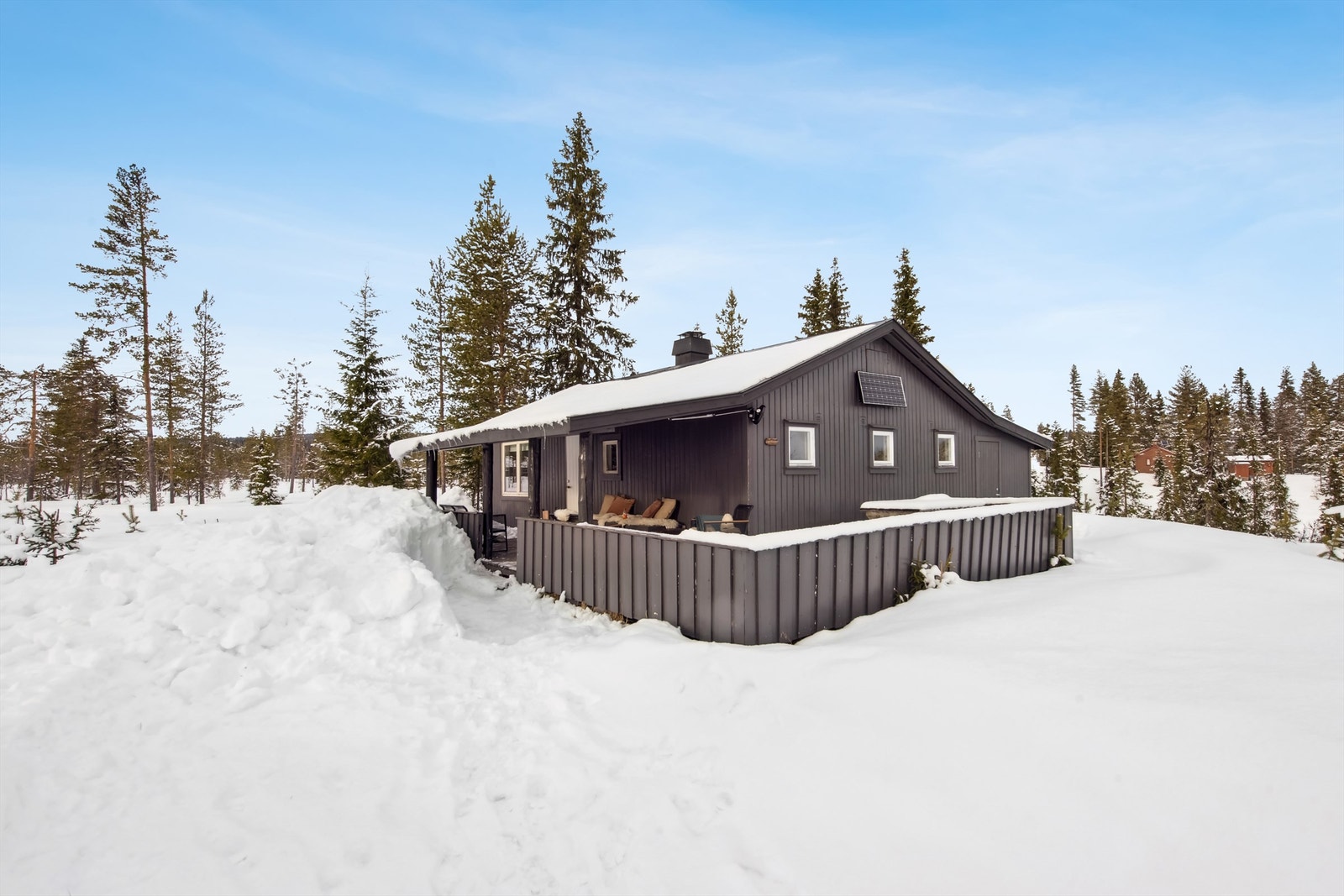 Hytta er utstyrt med solcelleanlegg med batterier og bryterpanel innvendig. Utvendig solcellepanel på gavlvegg. Galleribilde