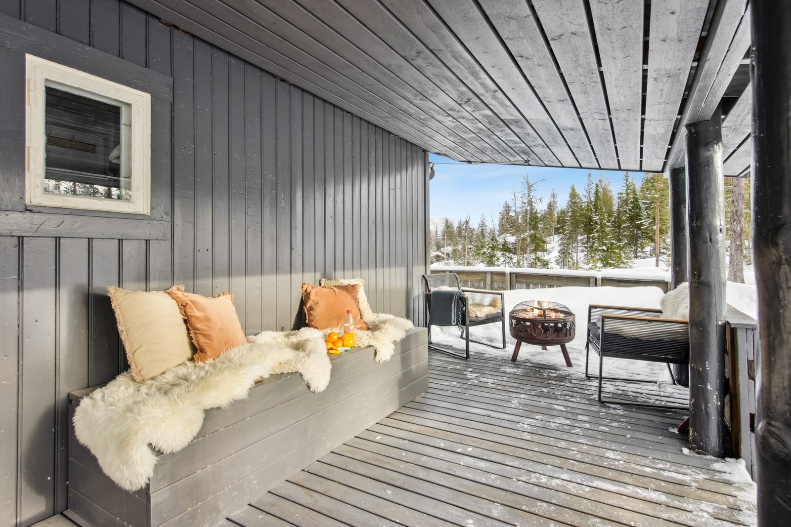 Stor terrasse som går over to sider. Galleribilde