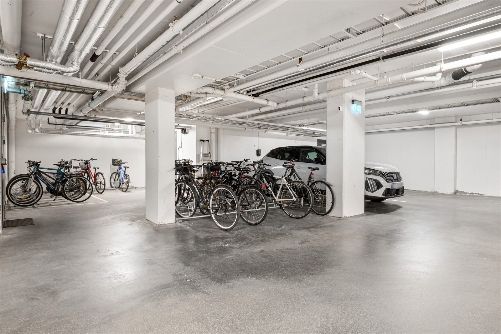 Her kan man parkere sykkelen trygt og varmt.
Garasjen er lys og trygg og har heis direkte til etasjene i bygget. Galleribilde