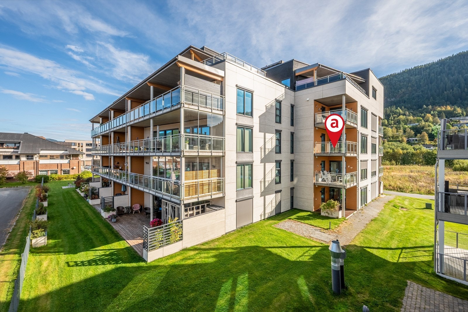 Leiligheten er omgitt av grønne arealer på alle kanter. Galleribilde