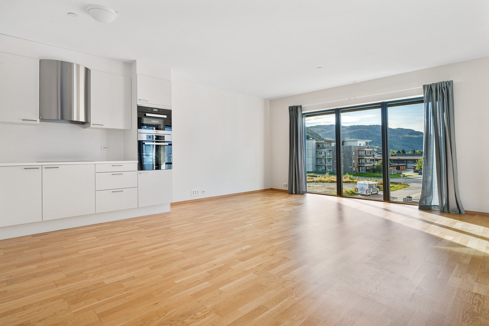 Stuen er lys og luftig og uten innsyn. Galleribilde