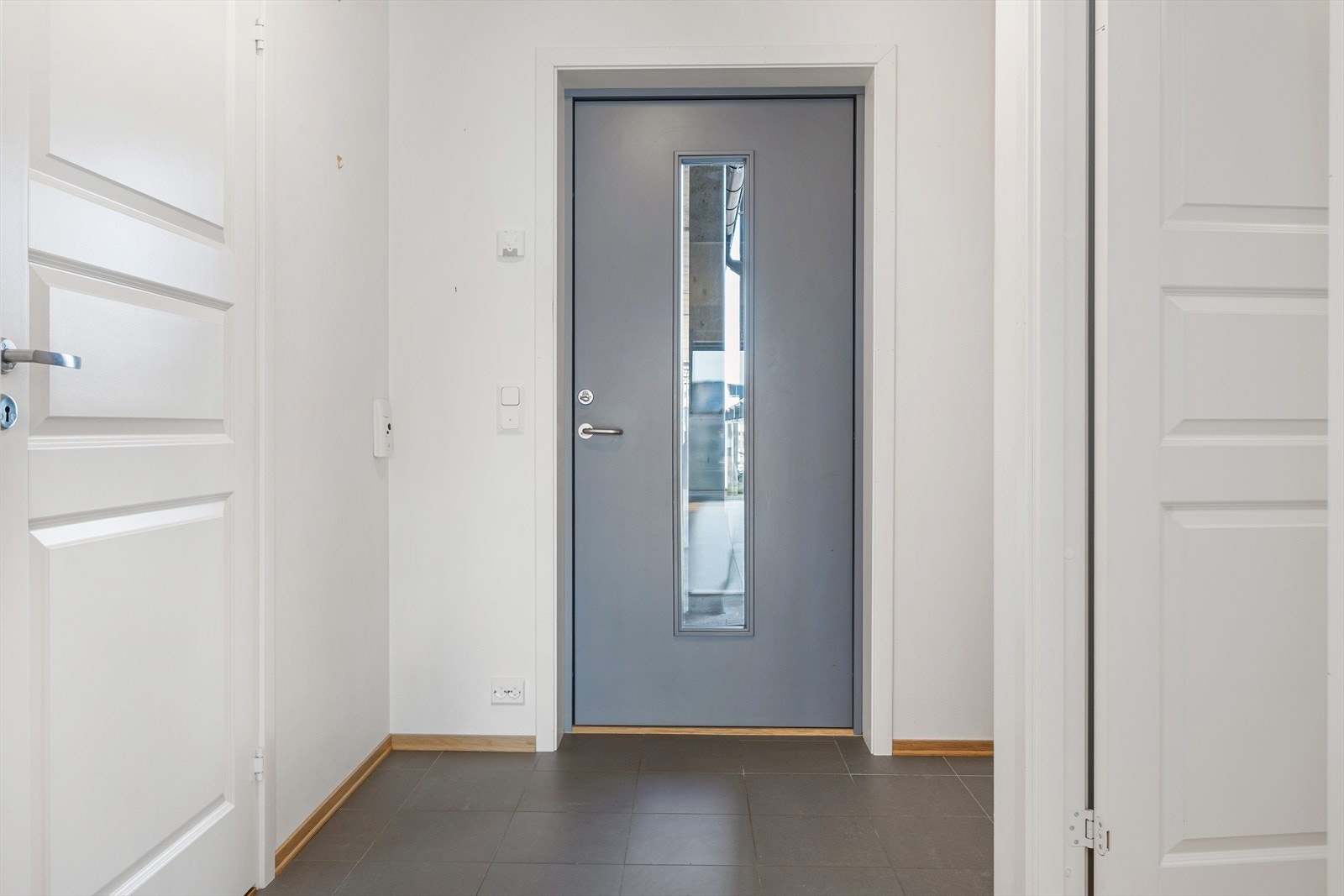 I gangen er det god plass til sko og yttertøy. Fjernvarme som gulvvarme Galleribilde