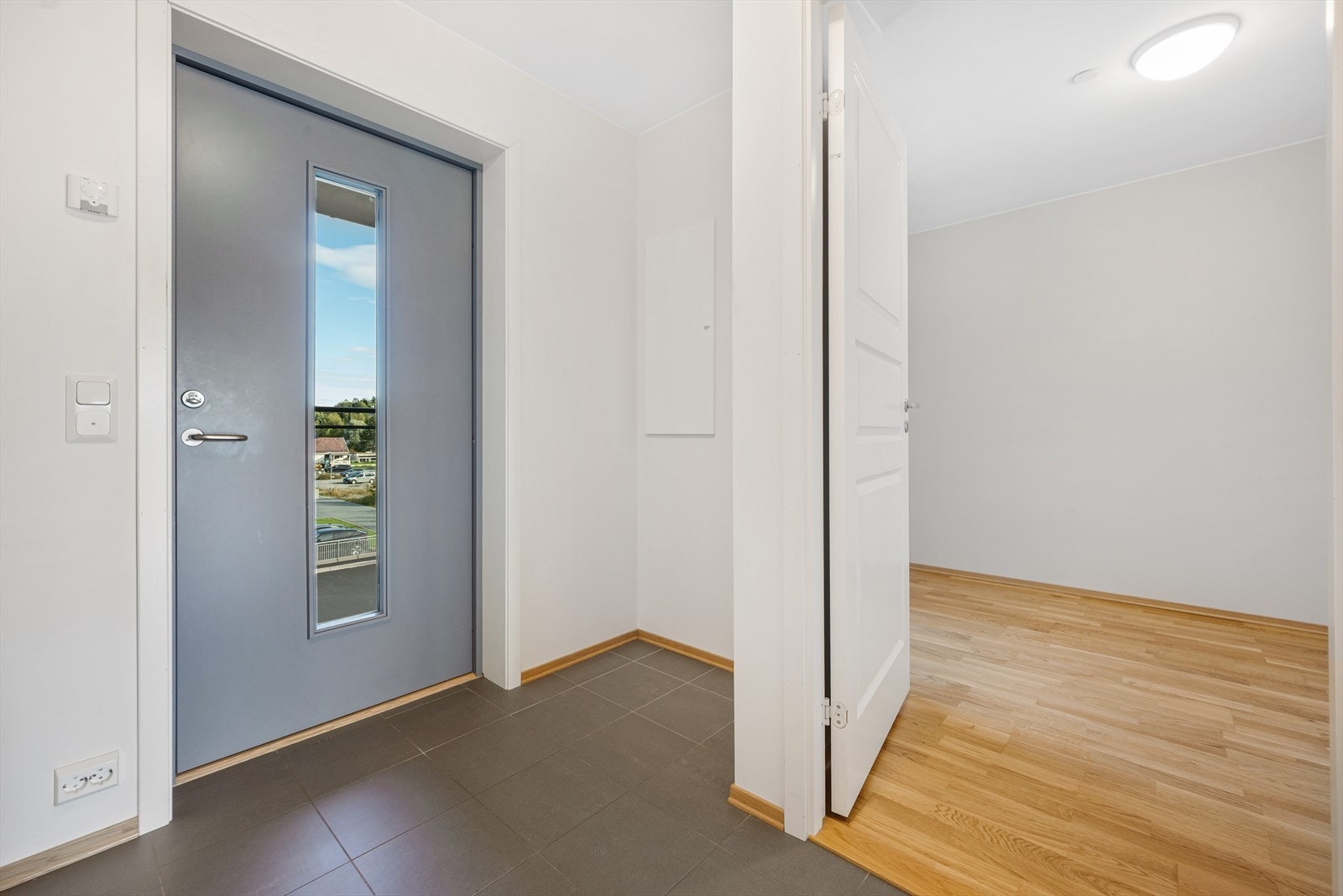 Romslig inngangsparti skjermet for vær og vind. Galleribilde