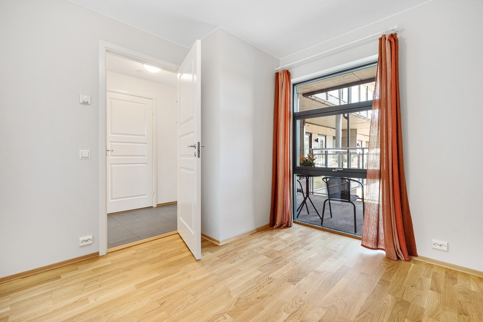 Det lille soverommet ligger rett ved gangen og badet. Her er det plass til gjesteovernatting og hjemmekontor. Et godt og romslig rom med mange muligheter. Galleribilde