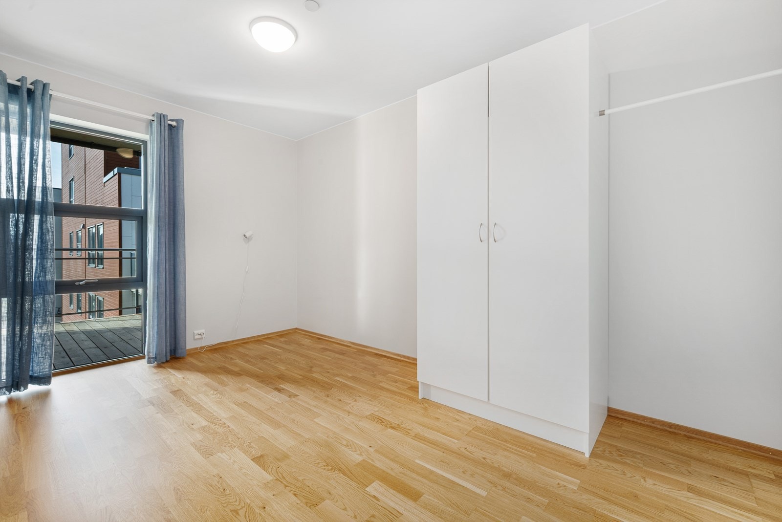 Det største soverommet har god plass til dobbeltseng og oppbevaring Galleribilde