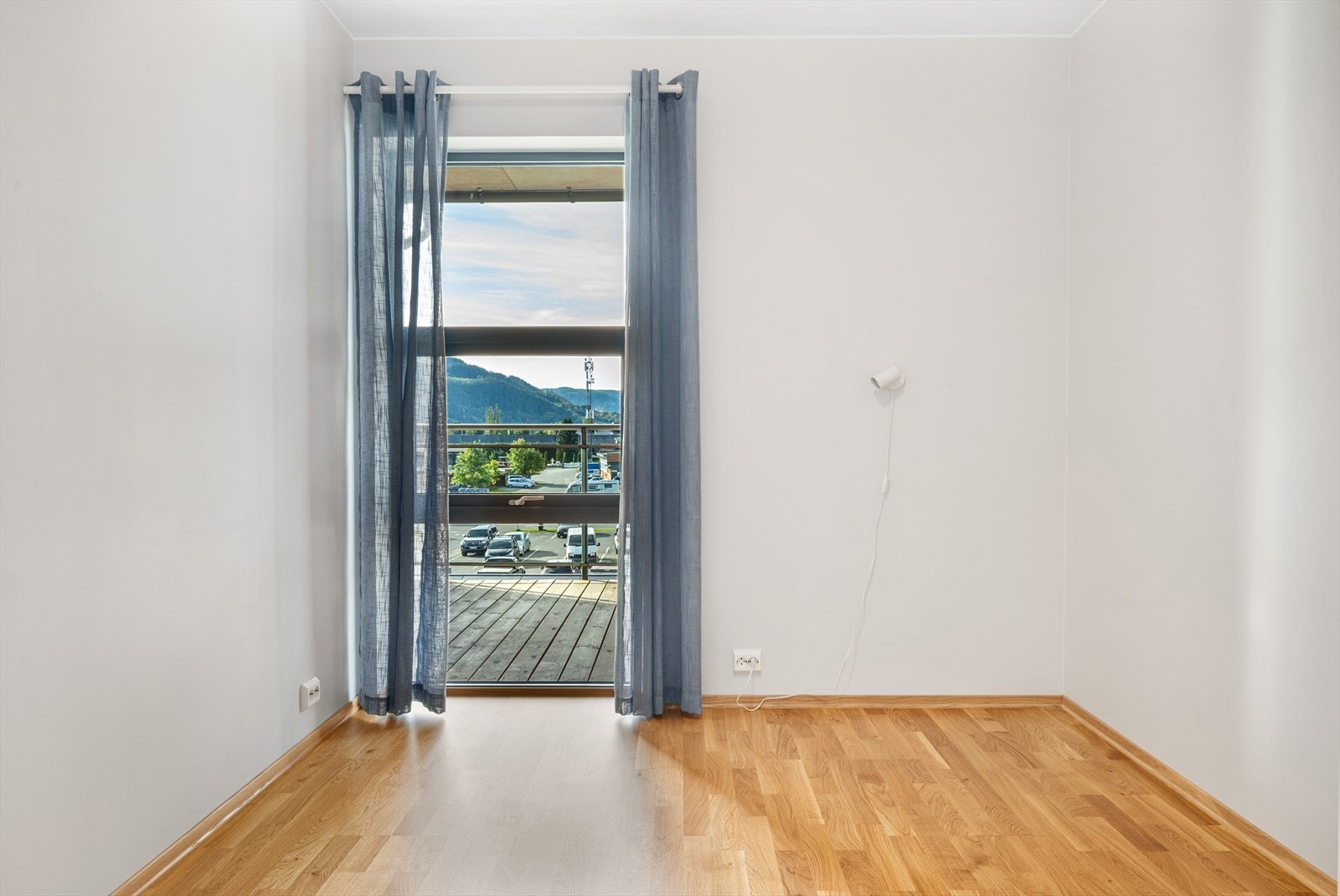 Det store soverommet ligger skjermet bak balkongen. Sov trygt med åpne vinduer. Galleribilde