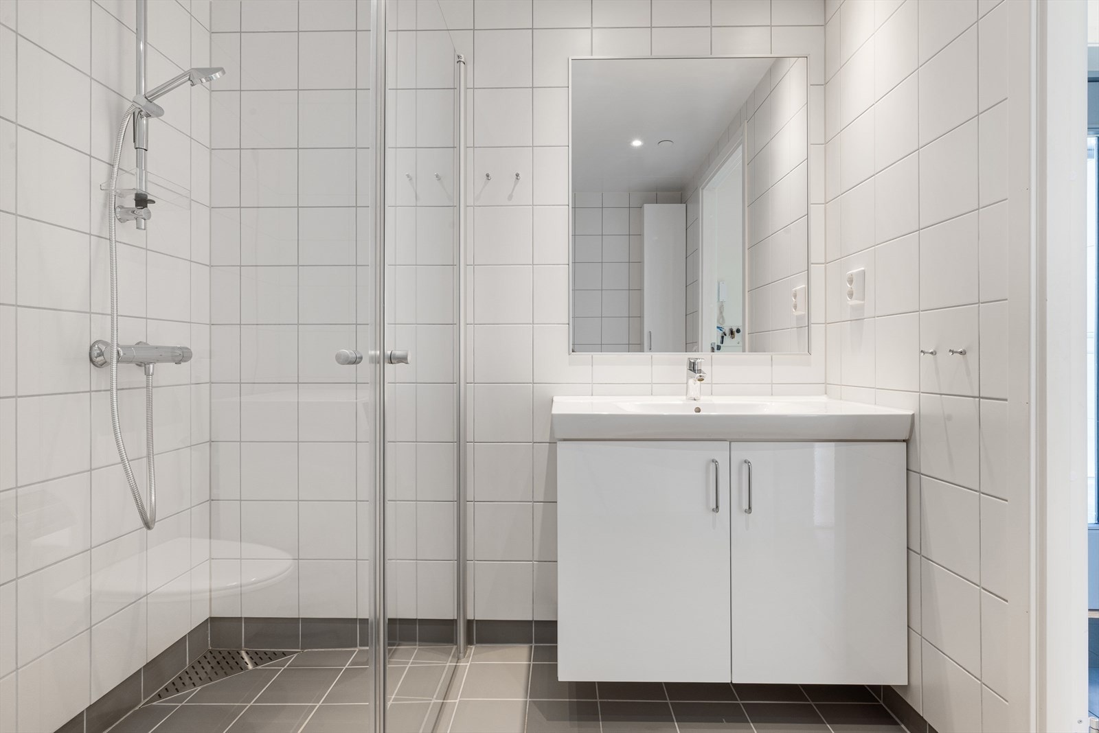 Badet er moderne og lyst. Plass til ekstra skap Galleribilde