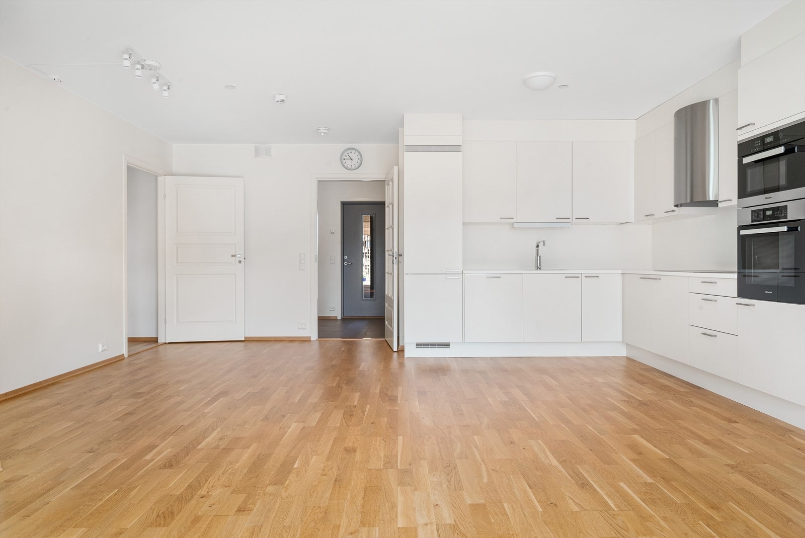 Kjøleskap, fryseskap, mikrobølgeovn med grill, stekeovn, kokeplater og oppvaskmaskin er sømløst integrert i kjøkkeninnredningen og gir god plassutnyttelse. Galleribilde