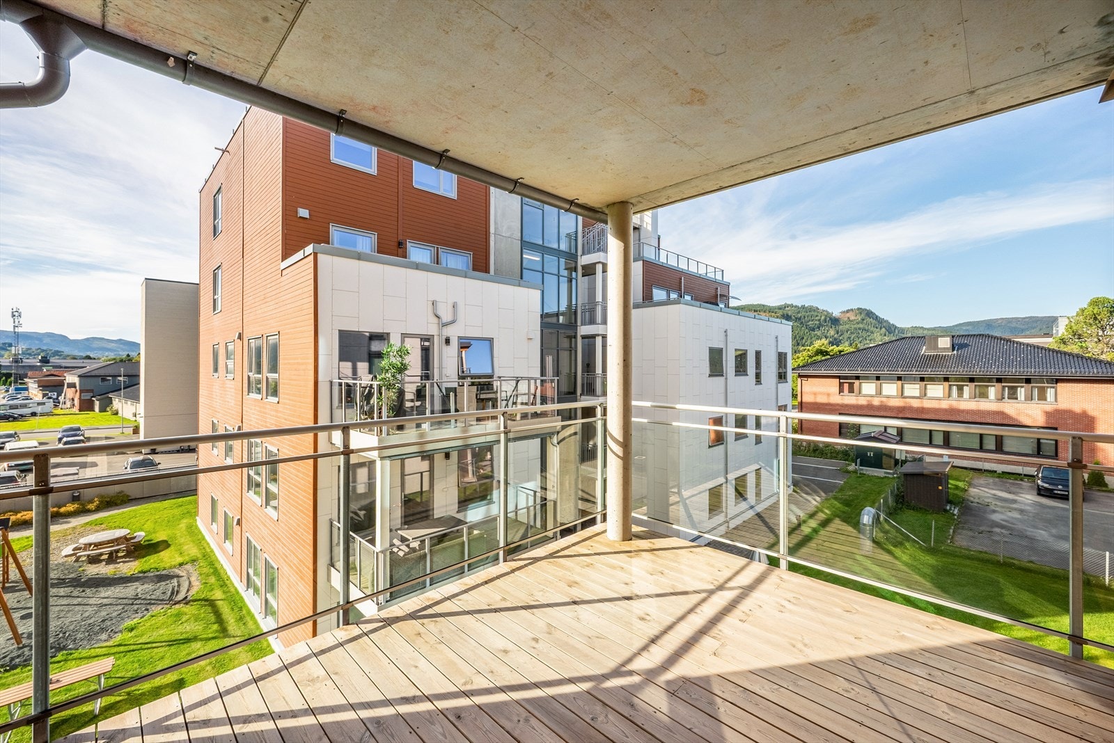 Her er det plass til både utemøbler og planter. Galleribilde