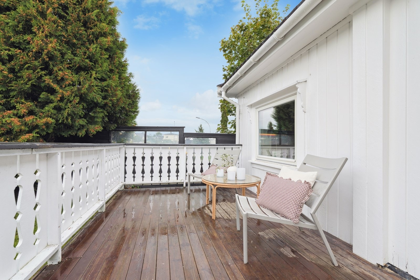 Fin plass til utemøblement på terrassen. Galleribilde