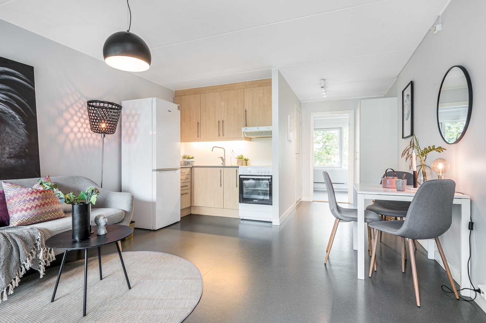 Stue/kjøkken, sett fra inngangen av leiligheten. Alle Bildene er fra en leilighet med lik planløsning Galleribilde