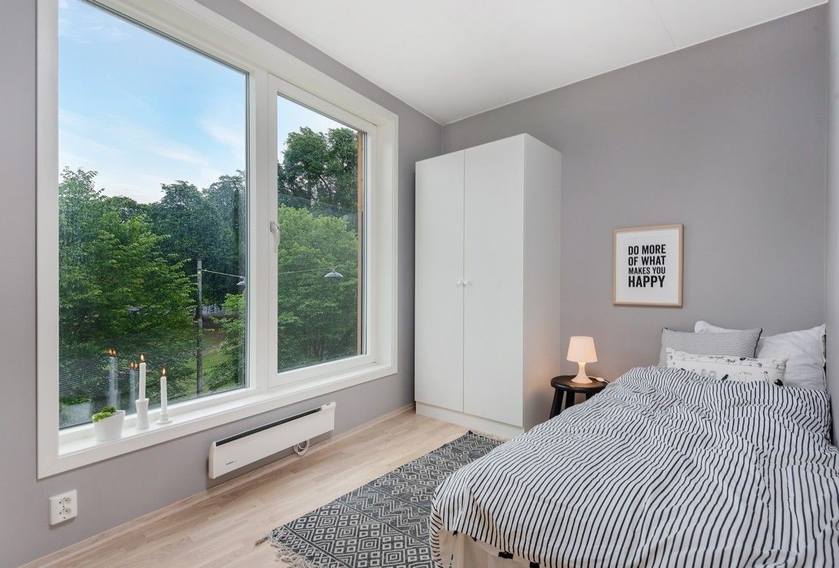 Soverom 2 - lyst og romslig. Garderobeskap medfølger Galleribilde