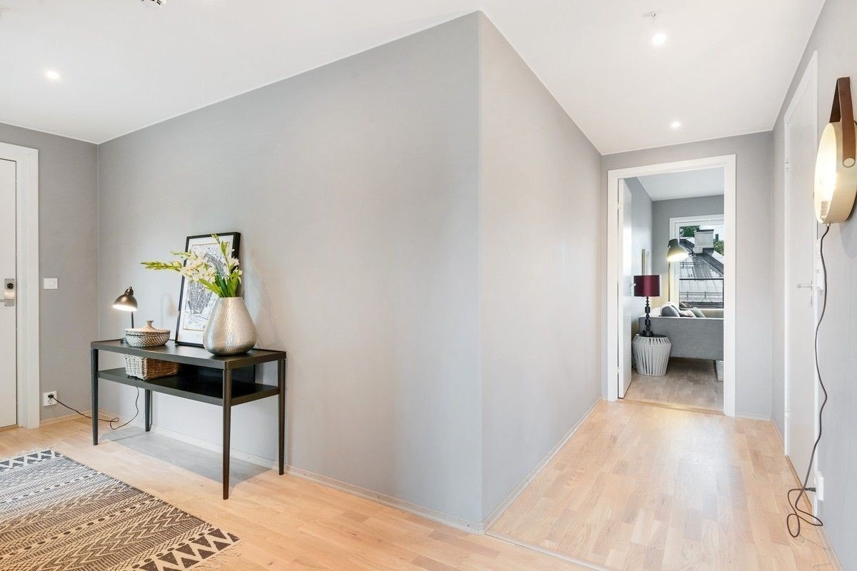 Velkommen inn! Entre med plass til oppheng av klær og sko Galleribilde