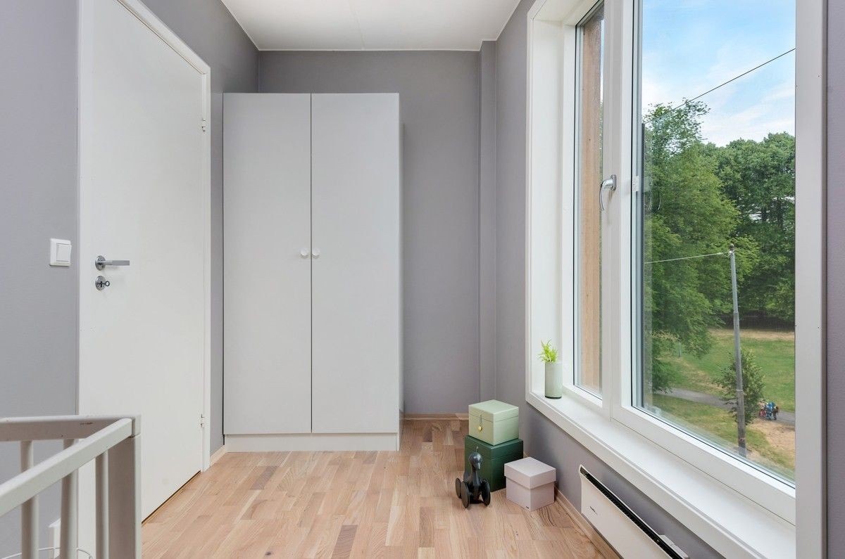 Garderobeskap medfølger Galleribilde