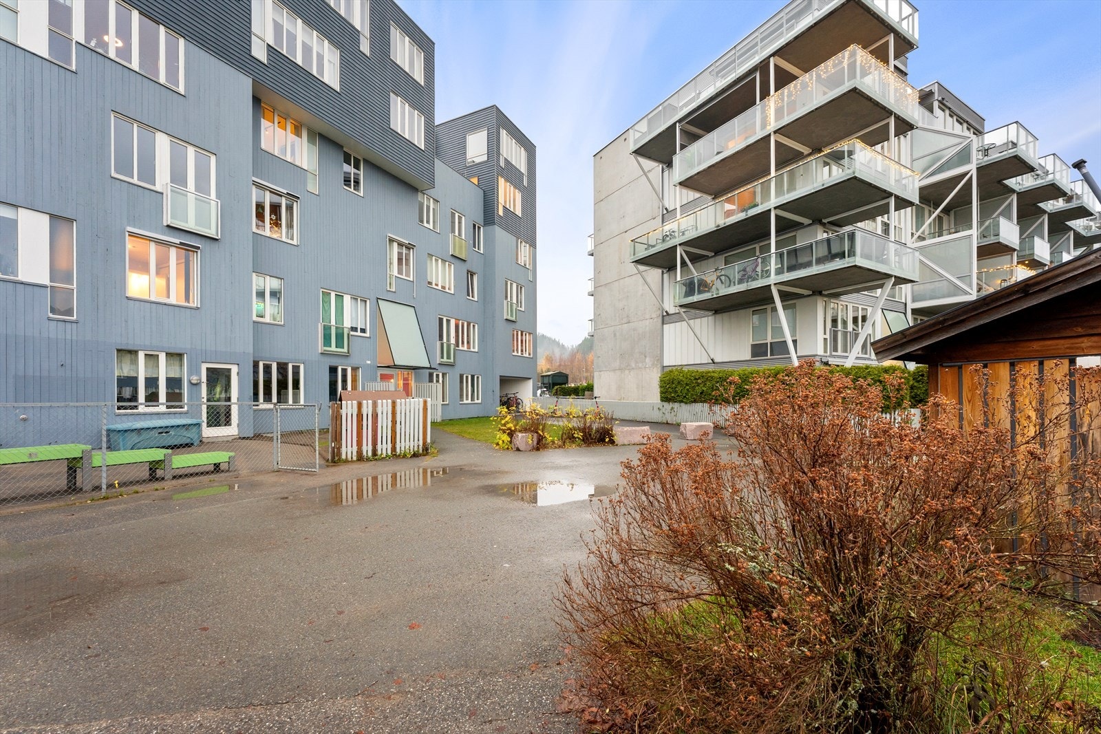 Leiligheten er en endeleilighet ved åpningen midt i bildet Galleribilde