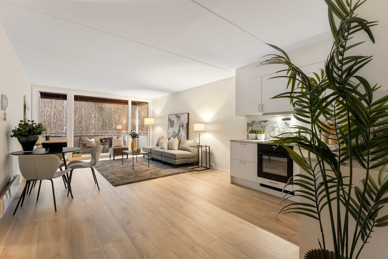 Stue med åpent, nytt kjøkken Galleribilde