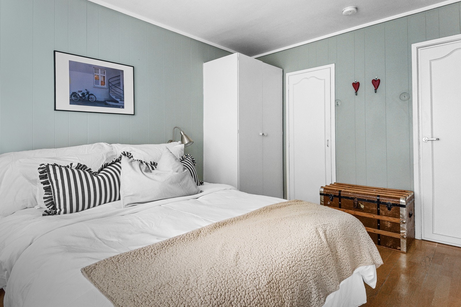 Plass til garderobeskap, i tillegg har rommet tilgang til en innvendig bod. Galleribilde