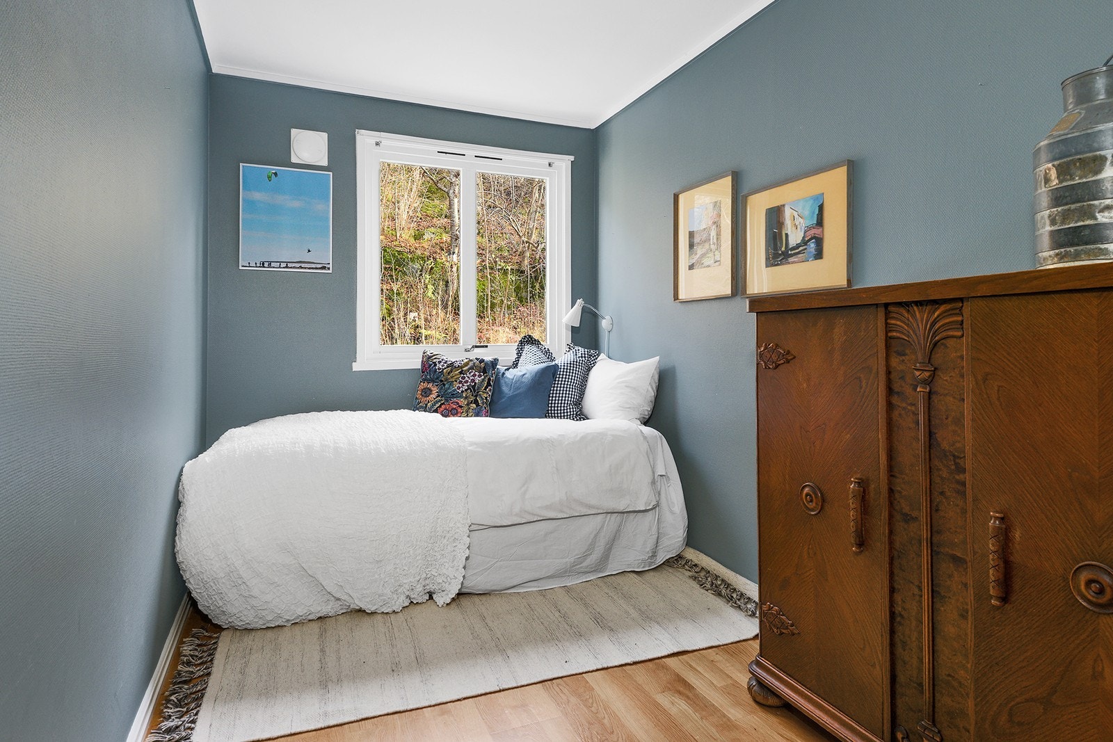 Rommene gir fleksible møbleringsmuligheter, enten du ønsker hovedsoverom, barnerom, gjesterom eller hjemmekontor. Galleribilde