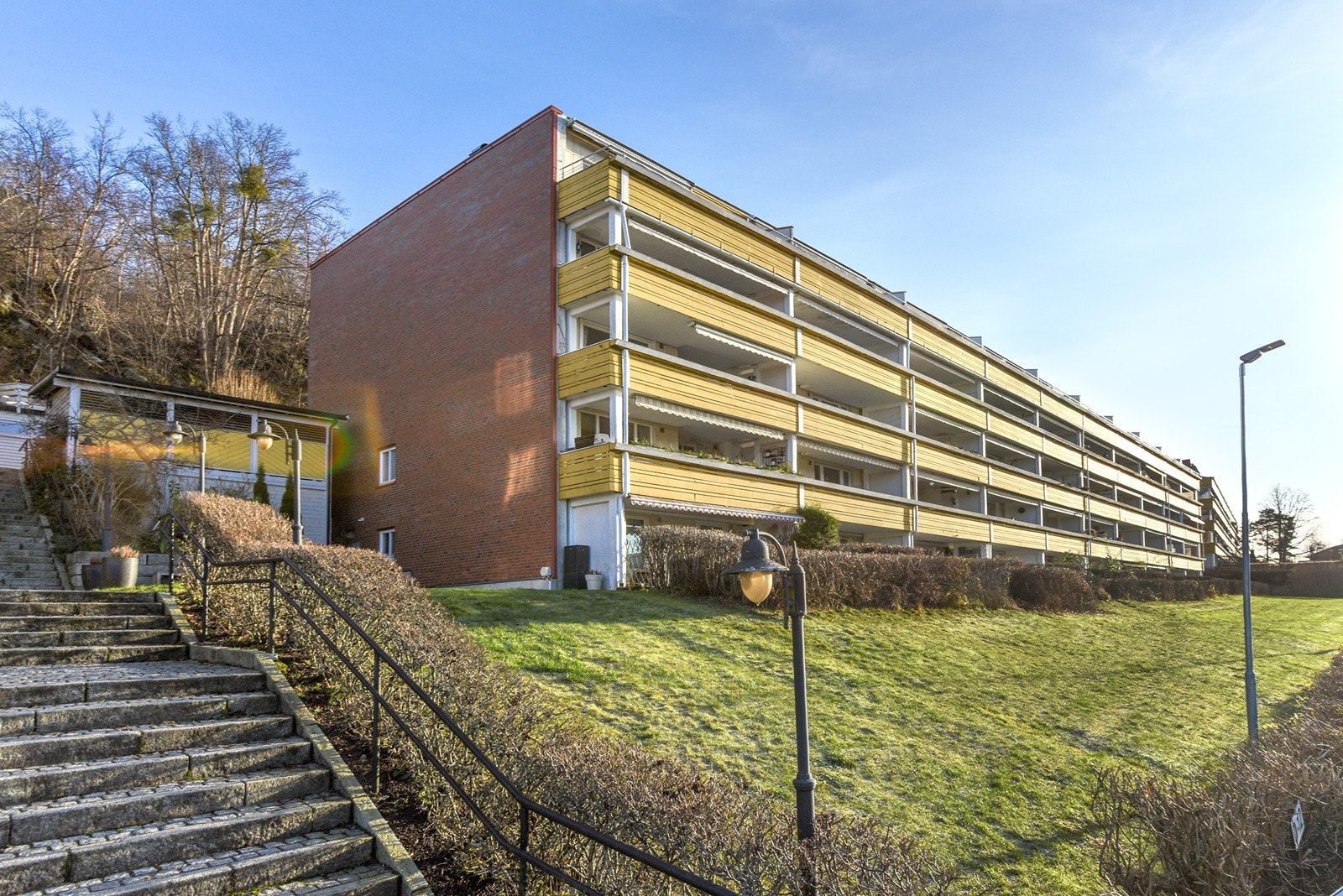 Leiligheten ligger i et populært boområde på Refsnes - et populært valg for mennesker i alle aldre. Uteområdene har store plenarealer og en overbygget uteplass. Galleribilde