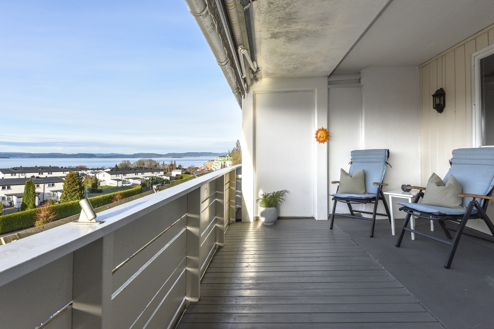 Vestvendt balkong på 15 kvm, et flott uterom med ettermiddags- og kveldssol. Markisen gir behagelig skygge på de varmeste sommerdagene. Galleribilde