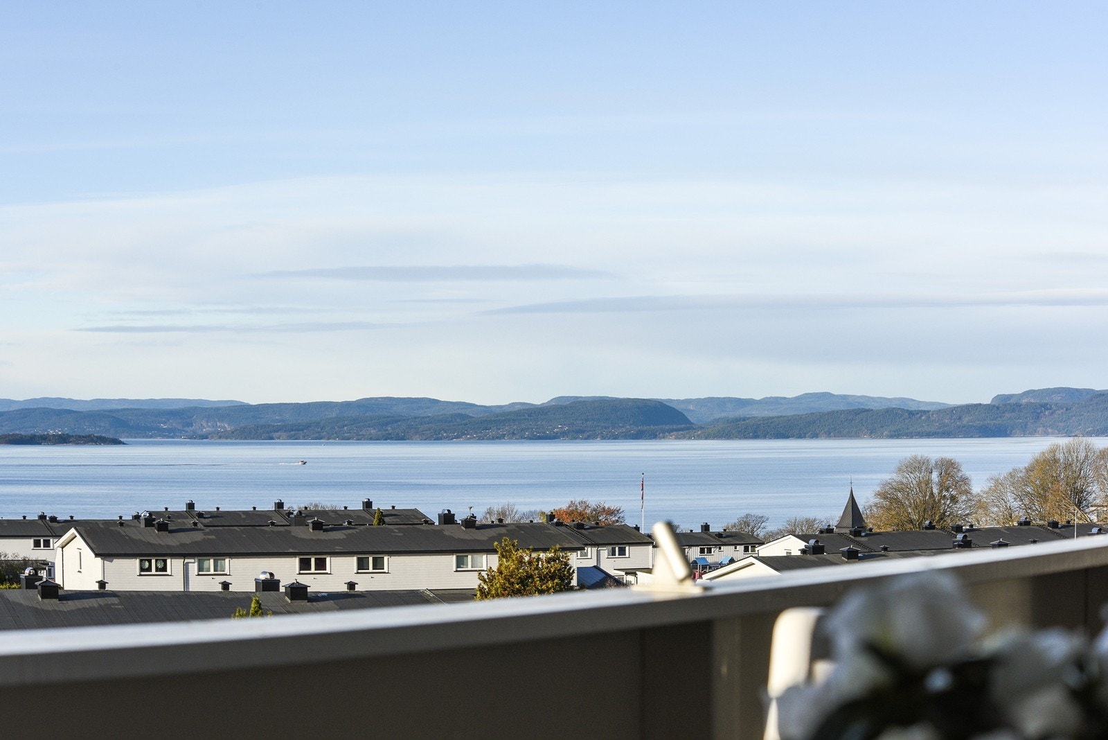 Her kan du nyte en fantastisk utsikt mot fjorden. Galleribilde