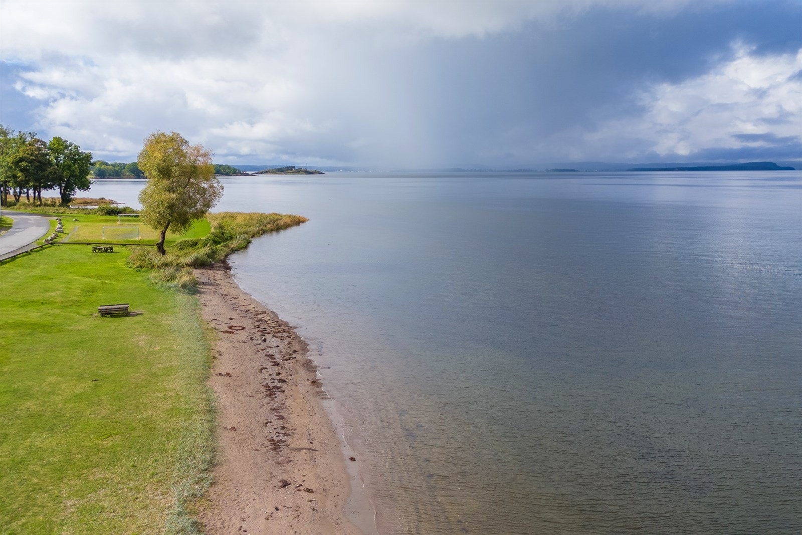 Fra boligen er det gåavstand til Refsnesstranda. Her bor du med kort vei til badestrender, kyststier og rekreasjonsområder. Galleribilde