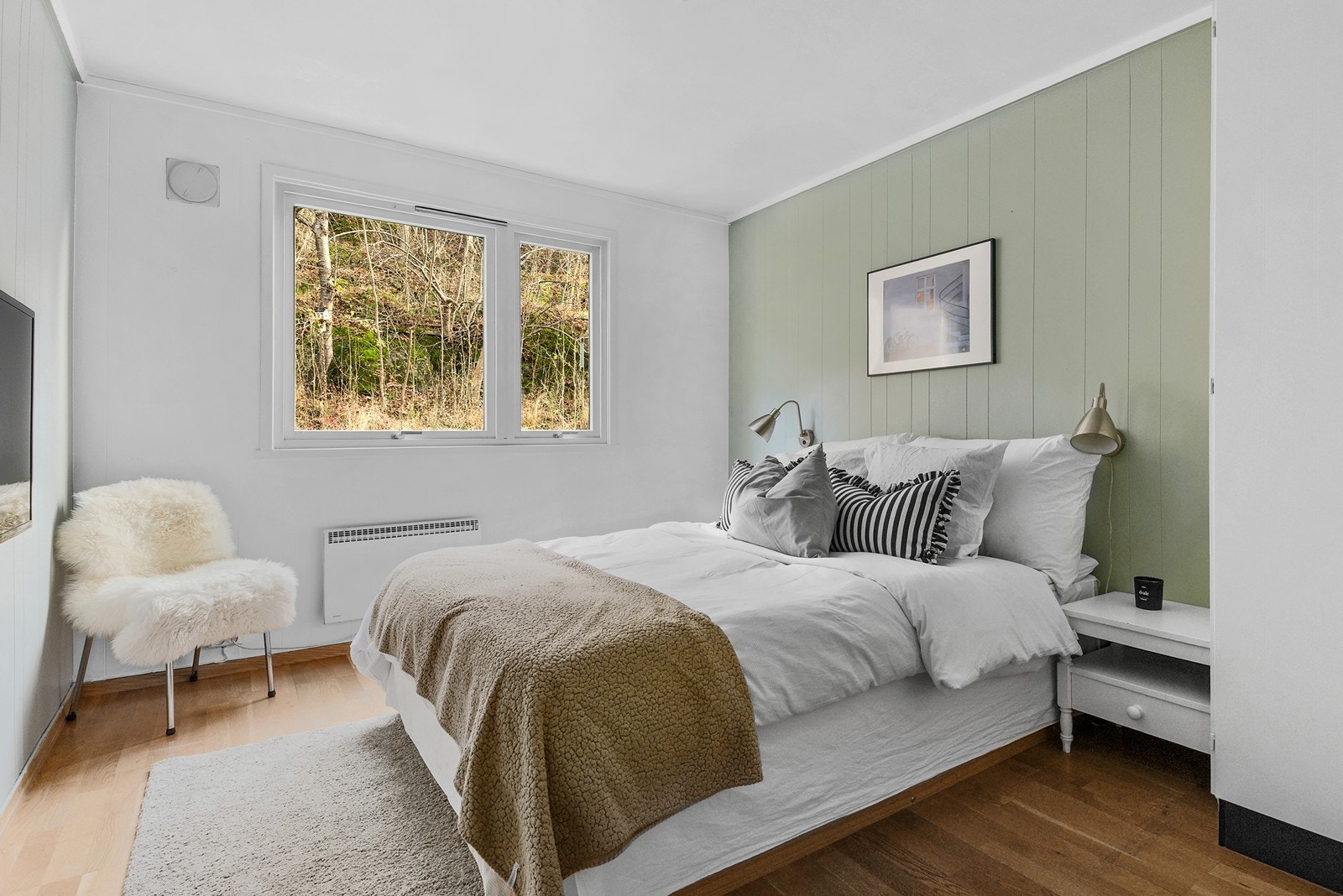 Leiligheten har to soverom som begge vender mot øst og ligger skjermet for innsyn. Hovedsoverommet har lyse vegger kombinert med innslag av farget panel, og god plass til både dobbeltseng og garderobeløsning. Galleribilde